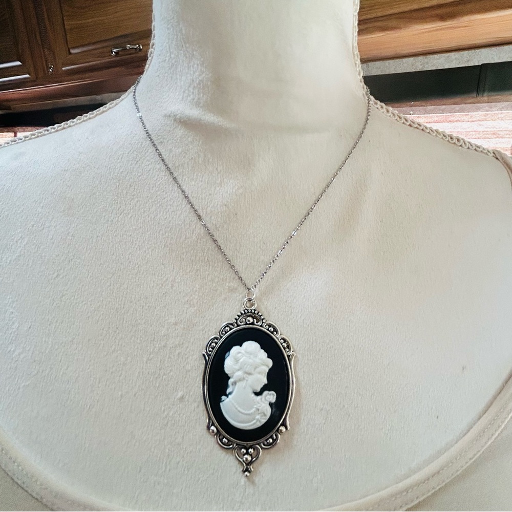 Handcrafted black and white Victorian lady cameo pendant on chain necklace - Picture 2 of 7
